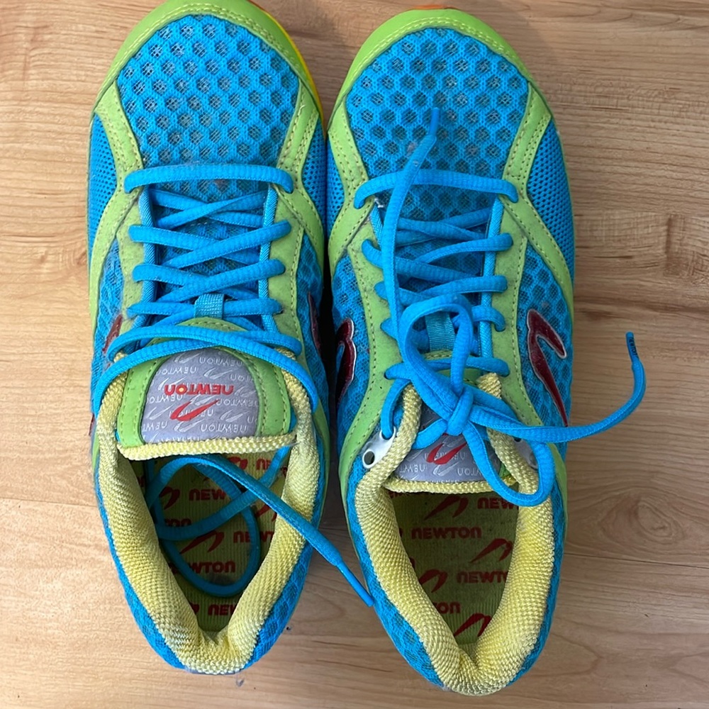 Newton Gravity Performance Sneakers EUC Size 7.5 Excellent pre-owned condition.